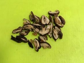 用刀把香菇切片。