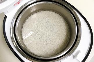 往电饭煲内胆内倒入适量的水，水位线不能超过米平米1厘米。