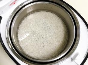 往电饭煲内胆内倒入适量的水，水位线不能超过米平米1厘米。