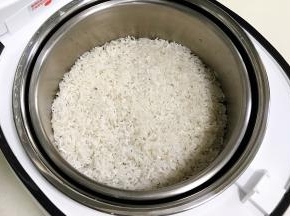 大米淘洗净，接着倒入滤网上。