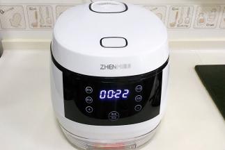 合上盖，选择“蒸饭”程序，5秒后开始进入工作，通过蒸沥煮三步，溶解掉米饭多余的淀粉，从而降低糖粉。内胆加热核心技术，蒸饭只需22分钟。