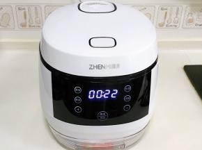 合上盖，选择“蒸饭”程序，5秒后开始进入工作，通过蒸沥煮三步，溶解掉米饭多余的淀粉，从而降低糖粉。内胆加热核心技术，蒸饭只需22分钟。