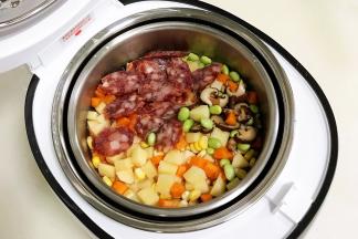 加入腊肠片、土豆丁、胡萝卜丁、蘑菇片和玉米粒、毛豆。
