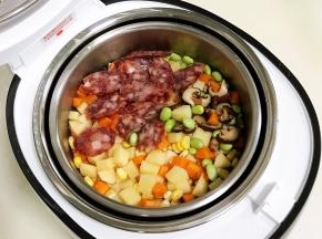 加入腊肠片、土豆丁、胡萝卜丁、蘑菇片和玉米粒、毛豆。