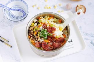 蒸出来的米饭香喷喷的，加上这么美味可口的食材，超有食欲的。