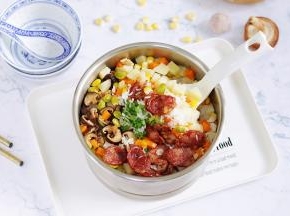 蒸出来的米饭香喷喷的，加上这么美味可口的食材，超有食欲的。