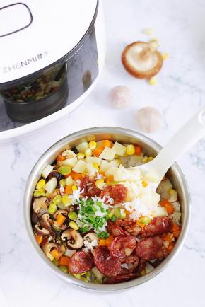 大夏天做饭都热的大汗淋漓，不如焖蒸一锅腊肠土豆脱糖饭，营养健康又低糖！