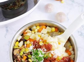 大夏天做饭都热的大汗淋漓，不如焖蒸一锅腊肠土豆脱糖饭，营养健康又低糖！