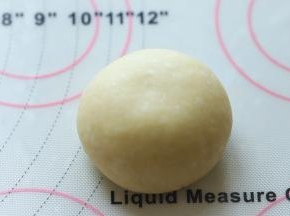 将面团再次搓圆，收口捏紧，朝下。