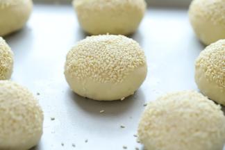 依次做好所有的汉堡胚，摆放在烤盘上，要中间留有空隙。