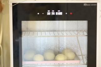 启动发酵箱，进行二发，温度33度湿度75度，时间为35分钟左右。