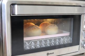 烤箱预热180度，上下火，将汉堡胚放入预热好的烤箱内，烘烤时间为18-20分钟。