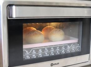 烤箱预热180度，上下火，将汉堡胚放入预热好的烤箱内，烘烤时间为18-20分钟。