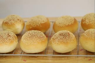 出炉的汉堡胚移至晾架上放凉。