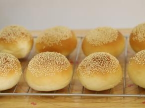 出炉的汉堡胚移至晾架上放凉。