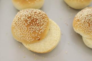 将汉堡胚横着从中间切成两片。