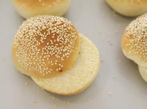 将汉堡胚横着从中间切成两片。