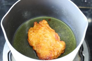 鸡胸肉用刀背剁松，新奥尔良腌料腌制2小时后，2个鸡蛋打散，鸡胸肉均匀的沾满蛋液，再均匀的粘上面粉，放入油锅内炸至金黄。