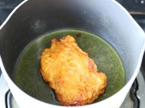 鸡胸肉用刀背剁松，新奥尔良腌料腌制2小时后，2个鸡蛋打散，鸡胸肉均匀的沾满蛋液，再均匀的粘上面粉，放入油锅内炸至金黄。