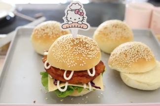 盖上汉堡胚，插上汉堡签固定。