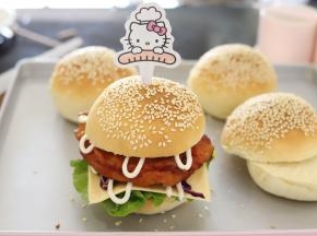 盖上汉堡胚，插上汉堡签固定。