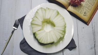 2.切成不平均片，这样可做出少许花形状