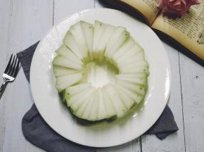 2.切成不平均片，这样可做出少许花形状