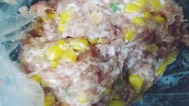 3.粟米加入调味好的肉末里拌均匀