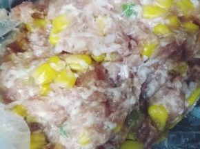 3.粟米加入调味好的肉末里拌均匀