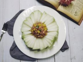 4.将粟米肉末放入冬瓜中间