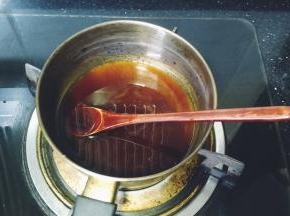 6.蒸好拿出倒入汤汁入奶锅，加入酱油、蚝油、糖、水淀粉做勾芡