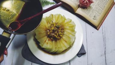 7.将勾芡淋入粟米肉末冬瓜里