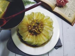 7.将勾芡淋入粟米肉末冬瓜里