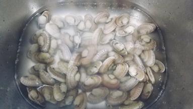 花甲用盐水浸刷干净