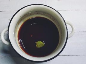 碗里放入酱油、芥末拌均匀