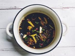 双椒圈、蒜片、青柠片、料酒、盐、糖、鱼露、醋放入酱油芥末搅匀