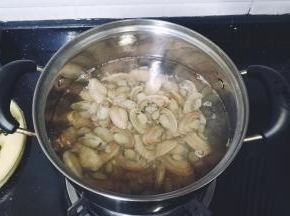 锅里热水放入料酒、葱段、花甲