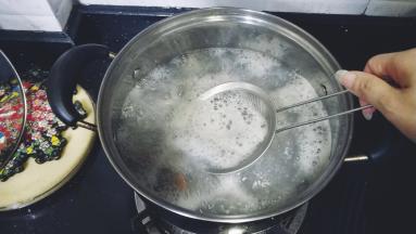 煮至花甲开口，其间撇去浮沫