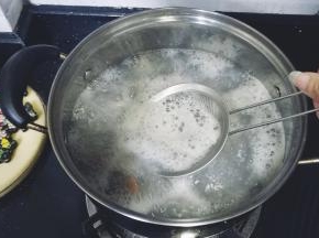 煮至花甲开口，其间撇去浮沫
