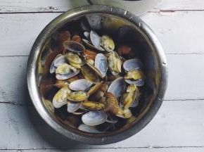 捞出花甲用凉开水冲洗干净