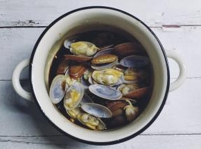 沥干水分后放入混合调汁拌均匀，放入冰箱吃时来出