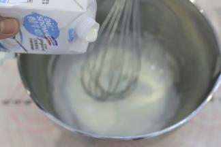 酸奶倒入打蛋盆内，要比较浓稠的酸奶，自制或者购买都可以，但最好是无糖。