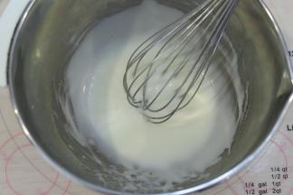 加入玉米油，搅拌至乳化，呈现乳白色。