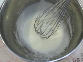 加入玉米油，搅拌至乳化，呈现乳白色。