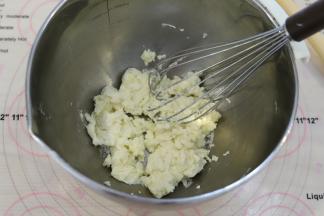 低粉筛入油奶混合物内，拌匀。