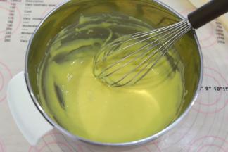 磕入蛋黄，拌至顺滑的蛋黄糊，蛋清放入冰箱冷冻备用。