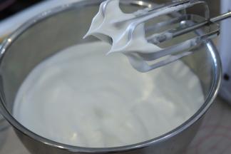 将蛋清磕入无油无水的打蛋盆内，滴入柠檬汁，分三次将细砂糖加入蛋清内，打发至干性发泡。