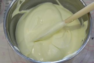 蛋白分三次和蛋黄糊混合，上下翻拌的手法混合均匀。