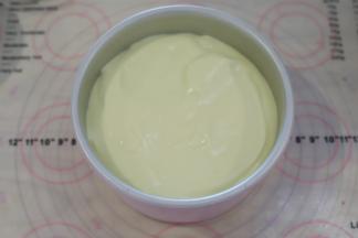 倒入6寸加高圆形蛋糕模内，轻震去气泡。