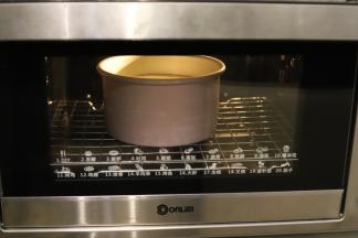 烤箱预热上火150度，下火130度，将蛋糕放入预热好的烤箱内，下层，时间为50分钟。